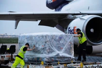 Tổng thống Trump cảm ơn Việt Nam gửi 450.000 bộ đồ bảo hộ y tế