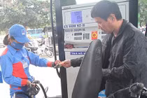 Tăng thuế xăng 8.000 đồng, dân có nghĩa vụ phải đóng 