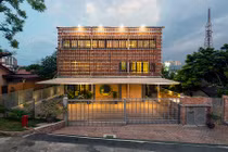 Độc lạ ngôi nhà với tấm “rèm ngói” khổng lồ