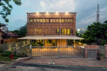 Độc lạ ngôi nhà với tấm “rèm ngói” khổng lồ