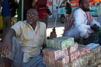 Kỳ lạ nơi nghèo đói khủng khiếp nhưng có cả chợ bán tiền theo cân để kiếm sống