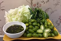 Nhót xanh chấm chẳm chéo “lạ miệng“ hút dân công sở mua rầm rộ 