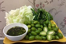 Nhót xanh chấm chẳm chéo “lạ miệng“ hút dân công sở mua rầm rộ 