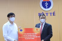 Tập đoàn Vingroup tặng 30 máy xét nghiệm COVID-19 qua hơi thở cho Bộ Y tế