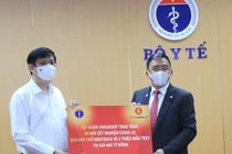 Tập đoàn Vingroup tặng 30 máy xét nghiệm COVID-19 qua hơi thở cho Bộ Y tế