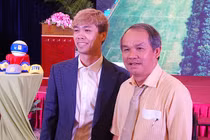 Lần đầu tiên bầu Đức tiết lộ mức lương Công Phượng sang Bỉ “đọ chân“