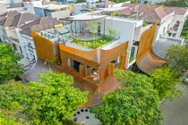 Nhà hướng Tây “đập tan” nắng nóng nhờ mái che bằng thép gợn sóng