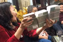 Video: Màn lì xì hơn nửa tỷ của bà nội Việt hot nhất mùa Tết 2018 