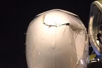 Máy bay Vietnam Airlines hạ cánh ở Nội Bài suýt va phải vật thể lạ