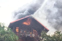 Cháy dữ dội trên phố Phùng Hưng, vội sơ tán trẻ mầm non