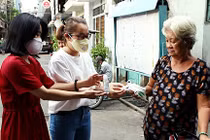 Người Sài Gòn gõ cửa từng nhà tặng khẩu trang, chung tay phát cơm 0 đồng
