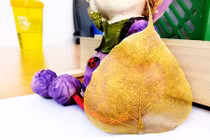 Mục sở thị lá bồ đề dát vàng hút khách tháng cô hồn