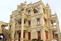 Biệt thự “dát vàng” của đại gia Việt trước khi “ngã ngựa“