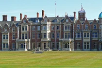 Mãn nhãn ngắm những toà lâu đài tuyệt đẹp của Hoàng gia Anh 