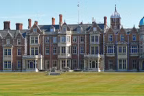 Mãn nhãn ngắm những toà lâu đài tuyệt đẹp của Hoàng gia Anh 