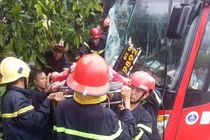 Hành khách hoảng loạn khi xe đâm bật gốc cây, lao lên vỉa hè