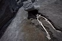 Phát hiện hài cốt bị đá khổng lồ rơi nát đầu 2.000 năm trước