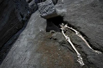 Phát hiện hài cốt bị đá khổng lồ rơi nát đầu 2.000 năm trước