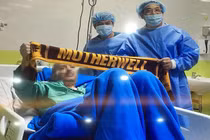 Nam phi công tiếp tục tiến triển, đã tự ăn qua miệng, tự ngồi dậy