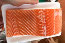 Cá hồi 170 nghìn/kg: Trôi nổi “hết đát”... phân biệt loại ngon thế nào?