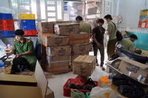 'Đột kích' cơ sở dùng keo dán lốp làm bao cao su ở TP. Hồ Chí Minh