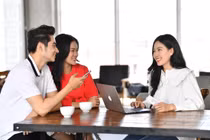 Cà phê sang chảnh hết 'hot', ra vỉa hè ngồi ghế gỗ mới sành điệu