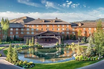 Có gì bên trong khách sạn sang chảnh các "ông trùm công nghệ" gặp nhau?