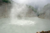 Khám phá hồ nước "tử thần" sôi sùng sục trên quốc đảo Dominica