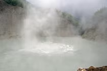 Khám phá hồ nước "tử thần" sôi sùng sục trên quốc đảo Dominica