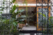 Nằm trong hẻm nhỏ, nhà phố vẫn “thừa nắng và gió“