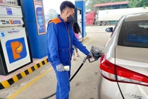 Vượt 30.500 đồng một lít, giá xăng lập kỷ lục mới