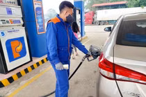 Vượt 30.500 đồng một lít, giá xăng lập kỷ lục mới