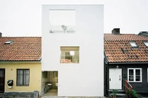 Nhà khối hộp đơn giản nhưng bên trong đẹp ngang khách sạn