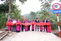 Khánh thành cây cầu nối những bờ vui cho trẻ em thôn Khuổi Luồn, Hà Giang 