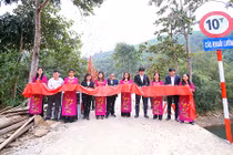 Khánh thành cây cầu nối những bờ vui cho trẻ em thôn Khuổi Luồn, Hà Giang 