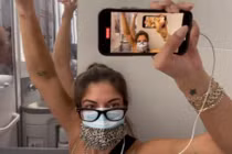 Cách ly trong nhà vệ sinh khi biết tin nhiễm COVID-19 trên máy bay