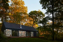 Mê mẩn nhà bằng đá giữa rừng quá đẹp và hiện đại