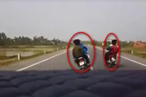 VIDEO: Thanh niên làng đánh võng lượn lờ thách thức ô tô