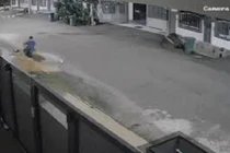 Video: Thanh niên lái ôtô cứu người phụ nữ bị chó dữ cắn 