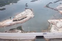 Bãi tập kết cát trái phép lấn 7.000m2 rừng ngập mặn Quảng Ninh