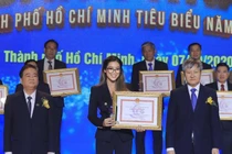 Ái nữ nhà đại gia Johnathan Hạnh Nguyễn nhận giải Doanh nhân tiêu biểu