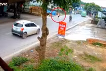 Ô tô tránh cô gái khiến loạt xe tai nạn gây tranh cãi