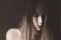 Vụ tố họa sĩ hiếp dâm: Công an mời người mẫu K.P đến làm việc