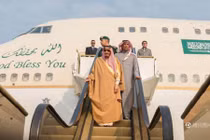 Choáng ngợp thang máy mạ vàng của vua Ả Rập Xê Út