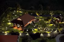 “Biệt phủ” bằng gỗ hoành tráng của nghệ sĩ Xuân Bắc