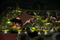 “Biệt phủ” bằng gỗ hoành tráng của nghệ sĩ Xuân Bắc