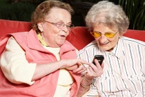 Ảnh siêu hài hước khi cụ già dùng smartphone