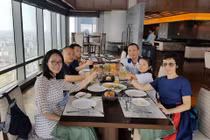 Ở tuổi 62, đây là lần hiếm hoi MC Lại Văn Sâm chia sẻ ảnh vợ con