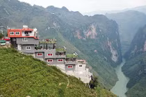 Chủ đầu tư cắm “gai bê tông” trên đỉnh Mã Pì Lèng là ai?