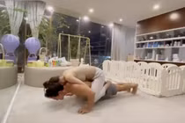 Kim Lý cõng Hà Hồ hít đất được 5 cái thì "sập nguồn"